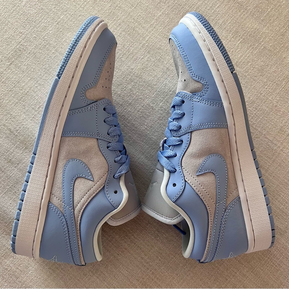 Women’s Nike Jordans UNC, Size 7.5 - Picture 3 of 7